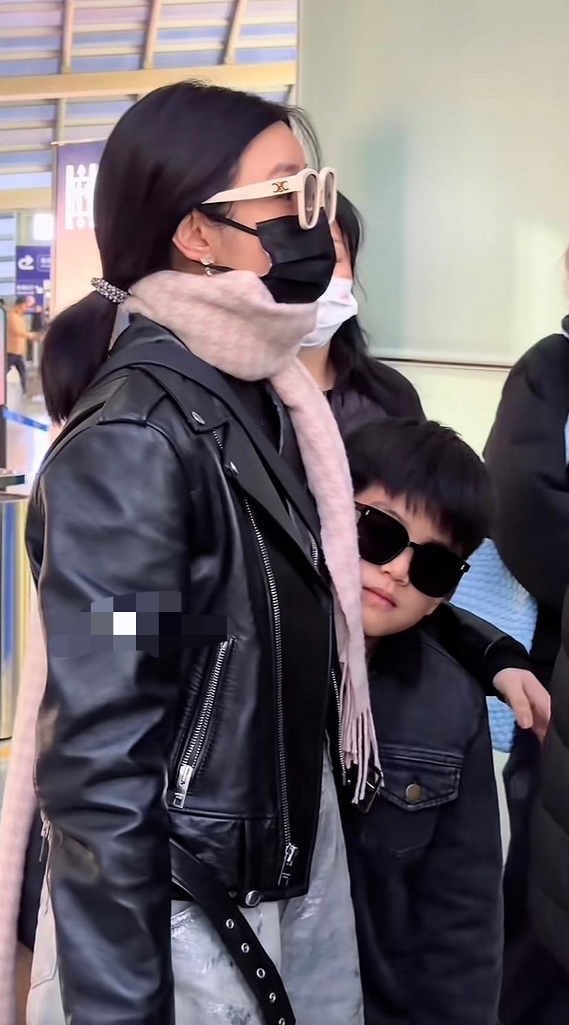 陈晓和陈妍希的儿子好乖啊，
一直在和路人打招呼。
看他像爸爸多一些还是妈妈多一些