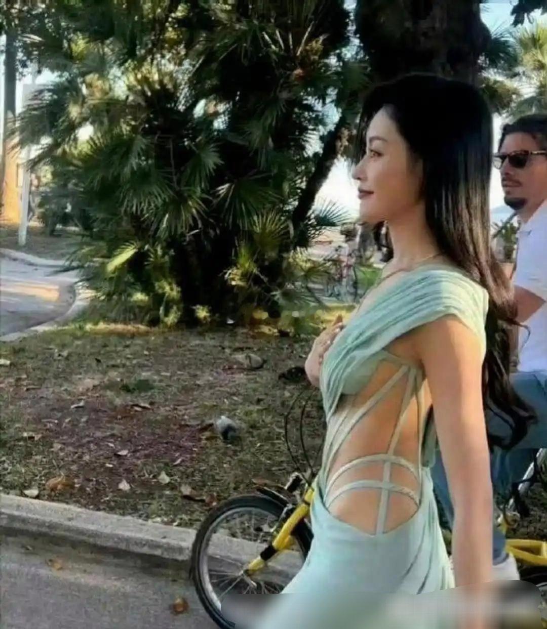 但凡有一点赘肉都穿不了这件衣服... 