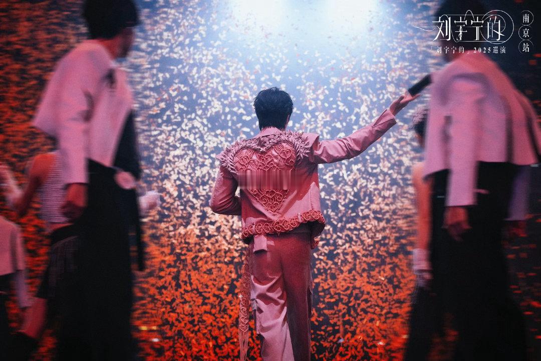 刘宇宁平凡的日子借一点光首唱 刘宇宁唱这首歌的时候整个人都在发光，不只是舞台灯光