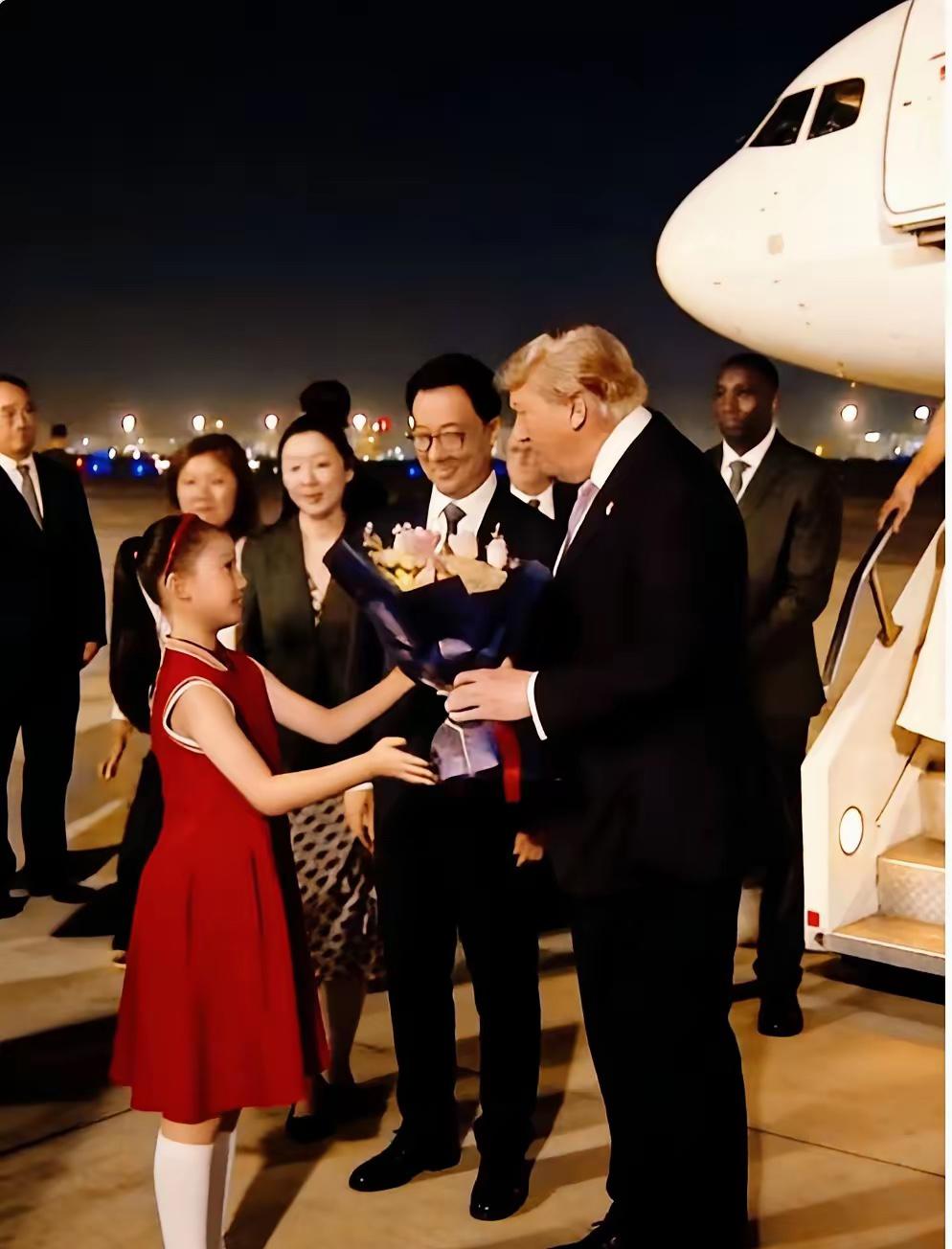 红裙小姑娘刷屏，这减法做得妙！

机场那个穿红裙献花的小姑娘，一下子就火遍全网。