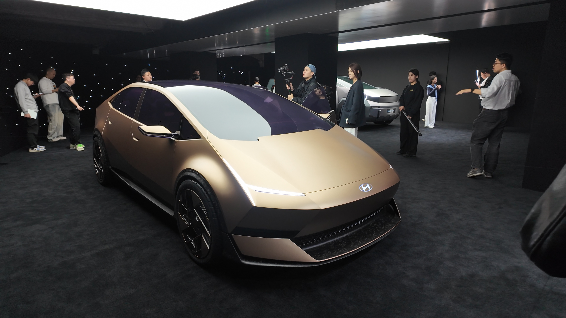 科幻！现代IONIQ艾尼氪概念车图1是VENUS CONCEPT，图2是教授和E