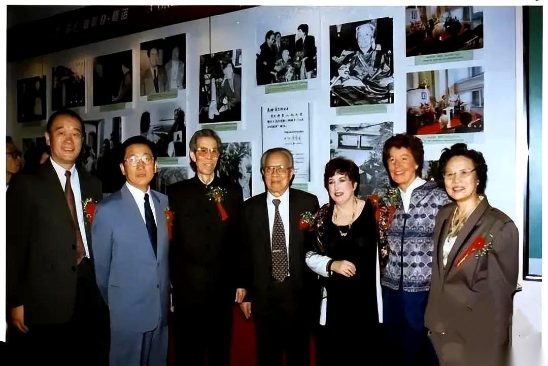 那个年代的人，眼神里真的有光。
不是我矫情，你仔细看这张八十年代初的老照片。站C