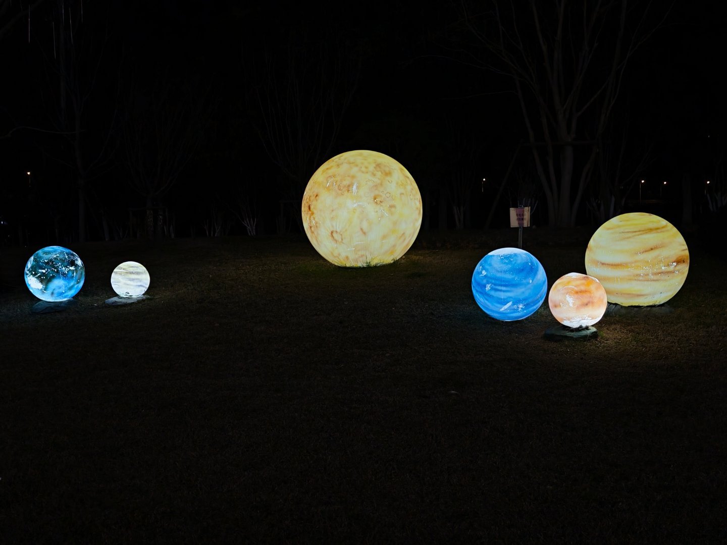 看到几个星球坠落在地球了