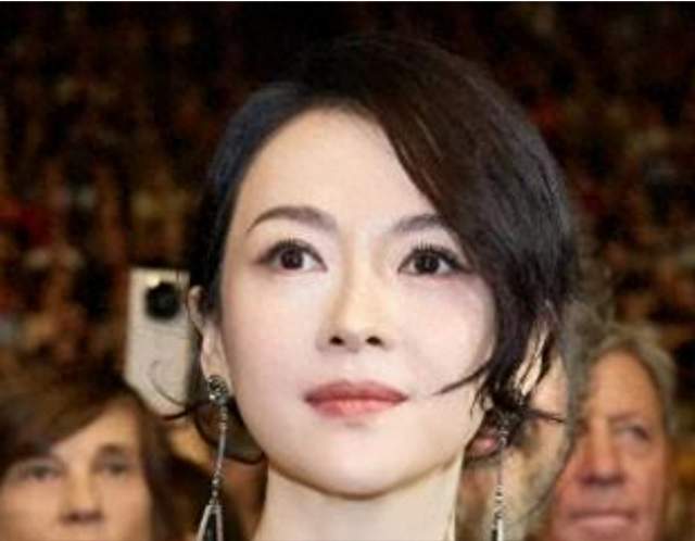 官媒撰文，章子怡高调官宣喜讯，47岁的她私生活到底有多奢华