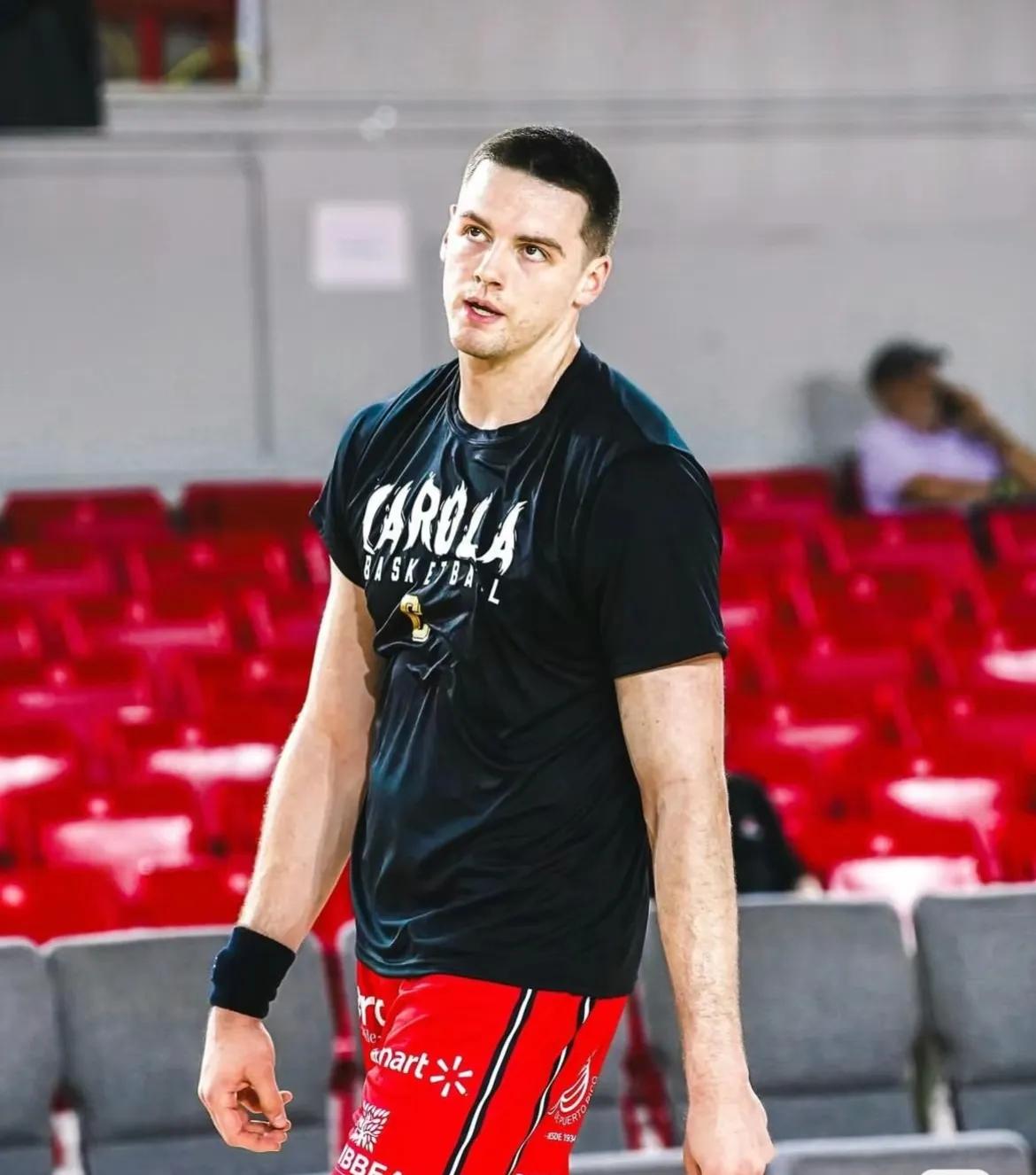 天津男篮的大卫詹姆斯太敬业了，打完CBA就去打波多黎各联赛赚钱，不像CBA国内球