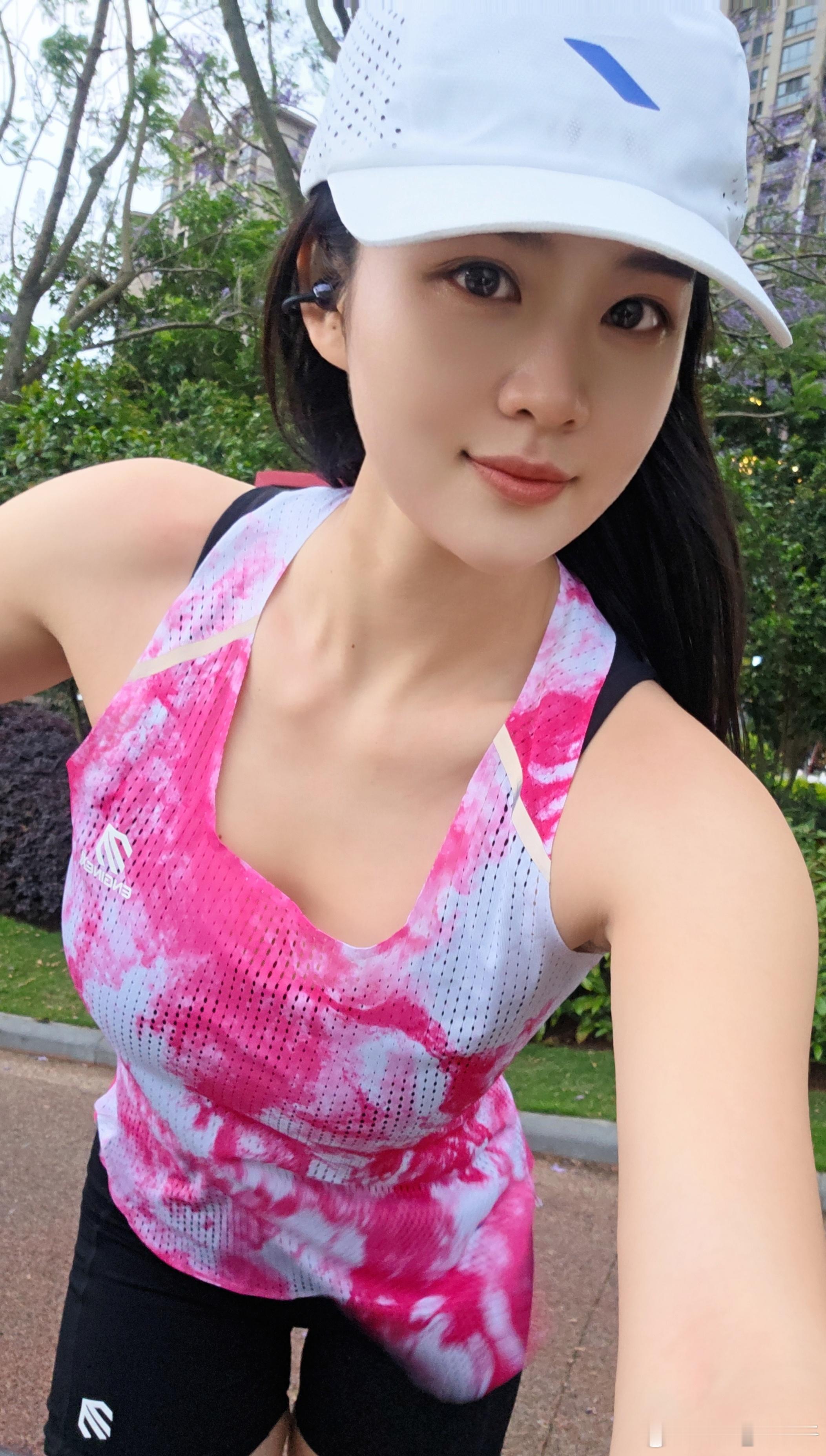 五一假期到处都是人人人人人人人人人不去瞎凑热闹了，跑个10公里放松一下我的日常p