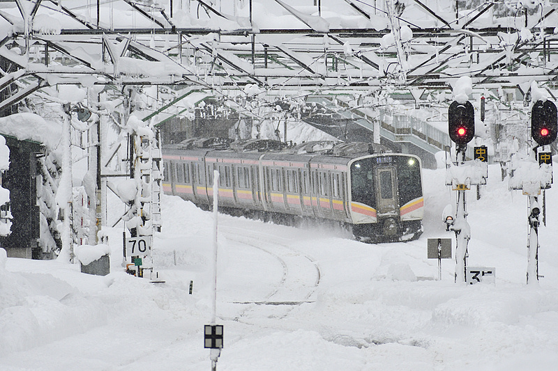 【#日本强降雪已致42人死亡#】据日本总务省消防厅统计，以日本海一侧为中心持续降
