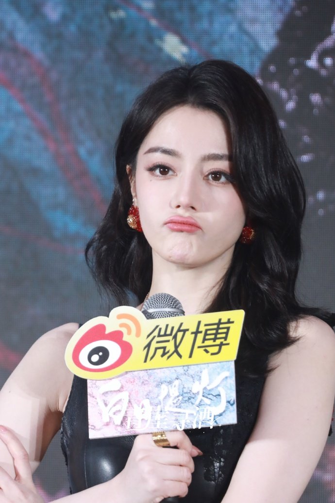 迪丽热巴追剧团手势舞 迪丽热巴追剧团现场现学手势舞，随便扭扭都这么好看，这到底是