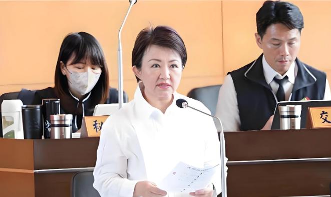 卢秀燕跑到美国，开口第一句夸的，居然不是美国政客，而是一个华裔市长。这个细节，值