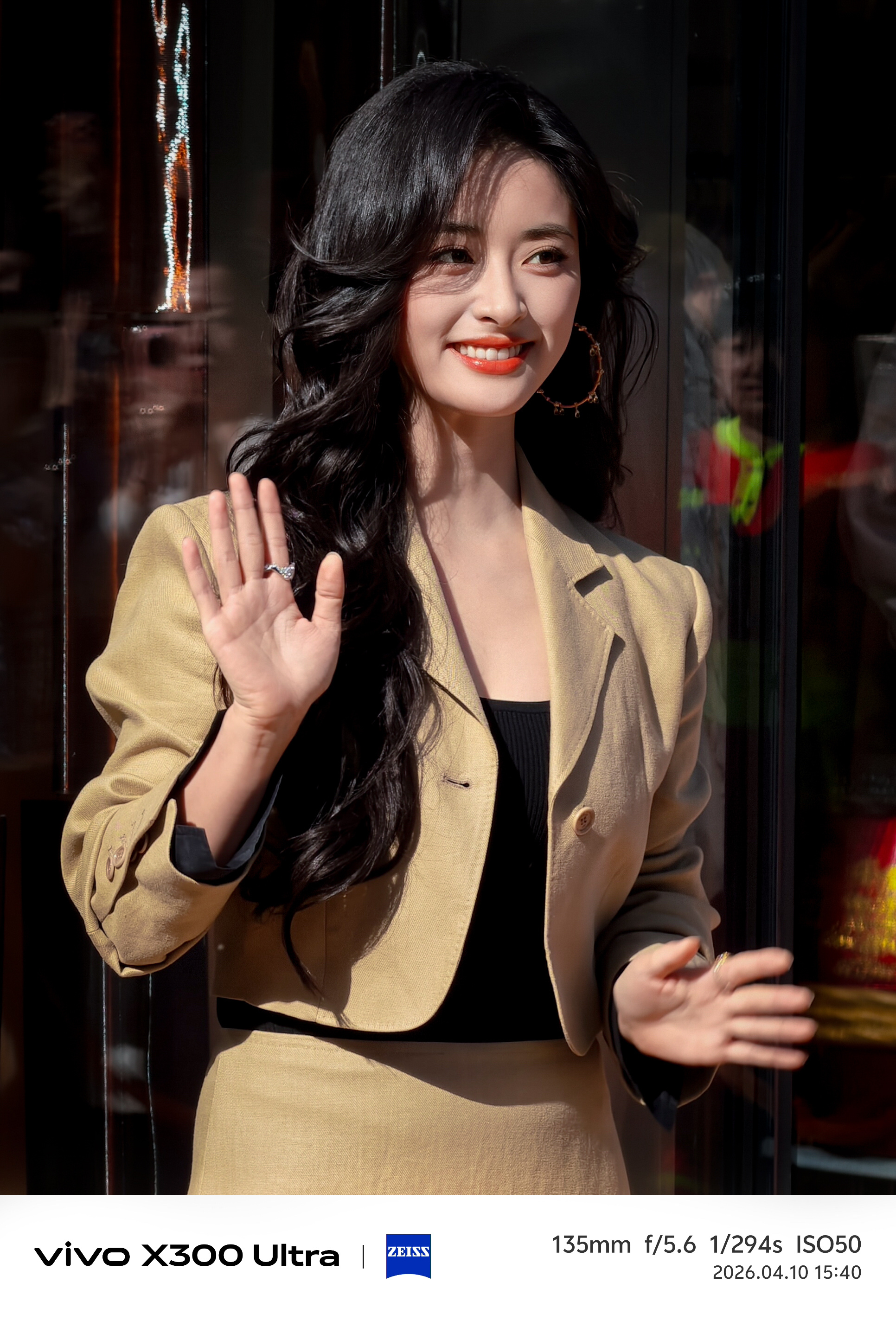 沈月大波浪红唇造型 20260410 三里屯偶遇沈月出席活动，拿起手机随手拍几张