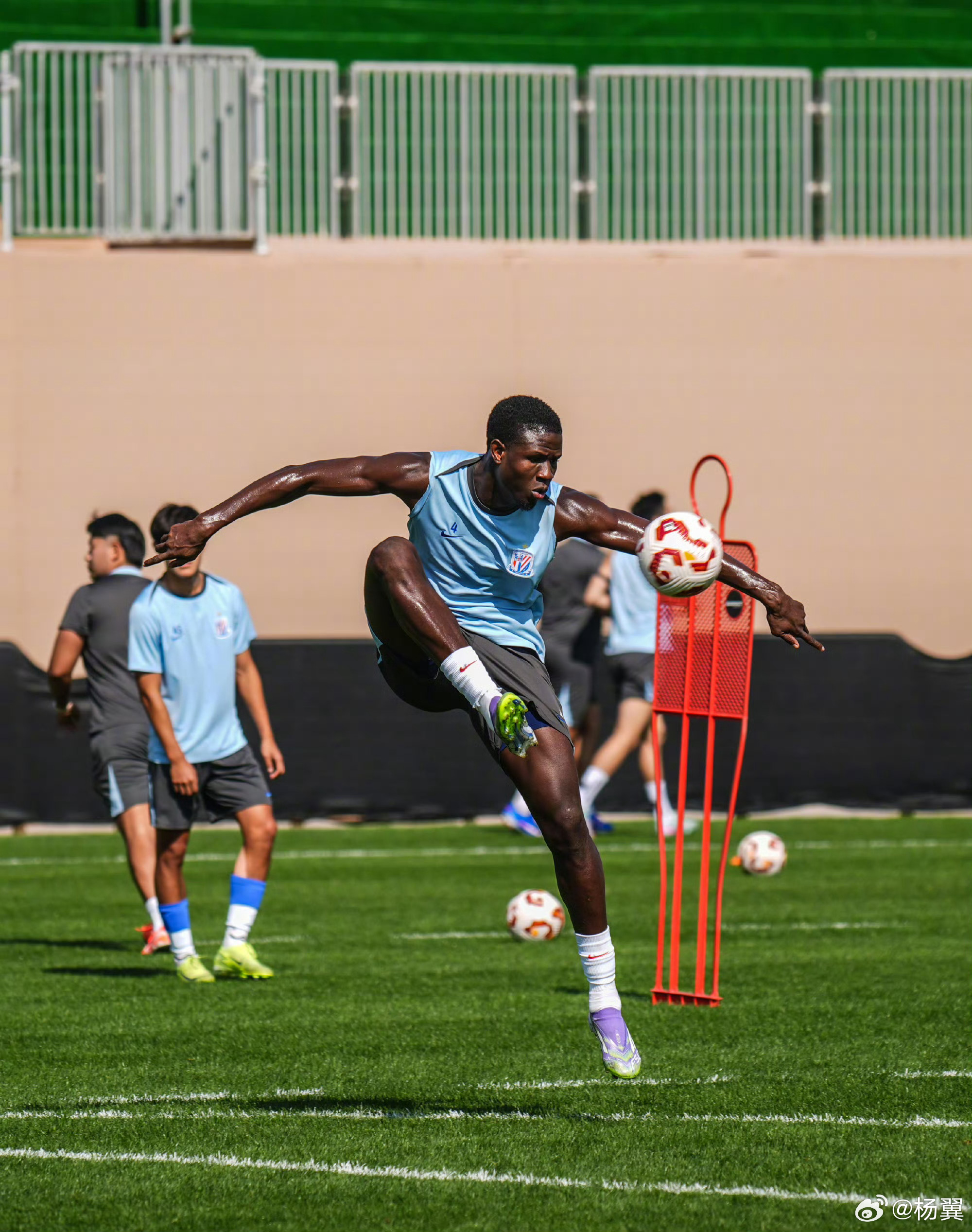 这肌肉线条，可以！ 上海申花