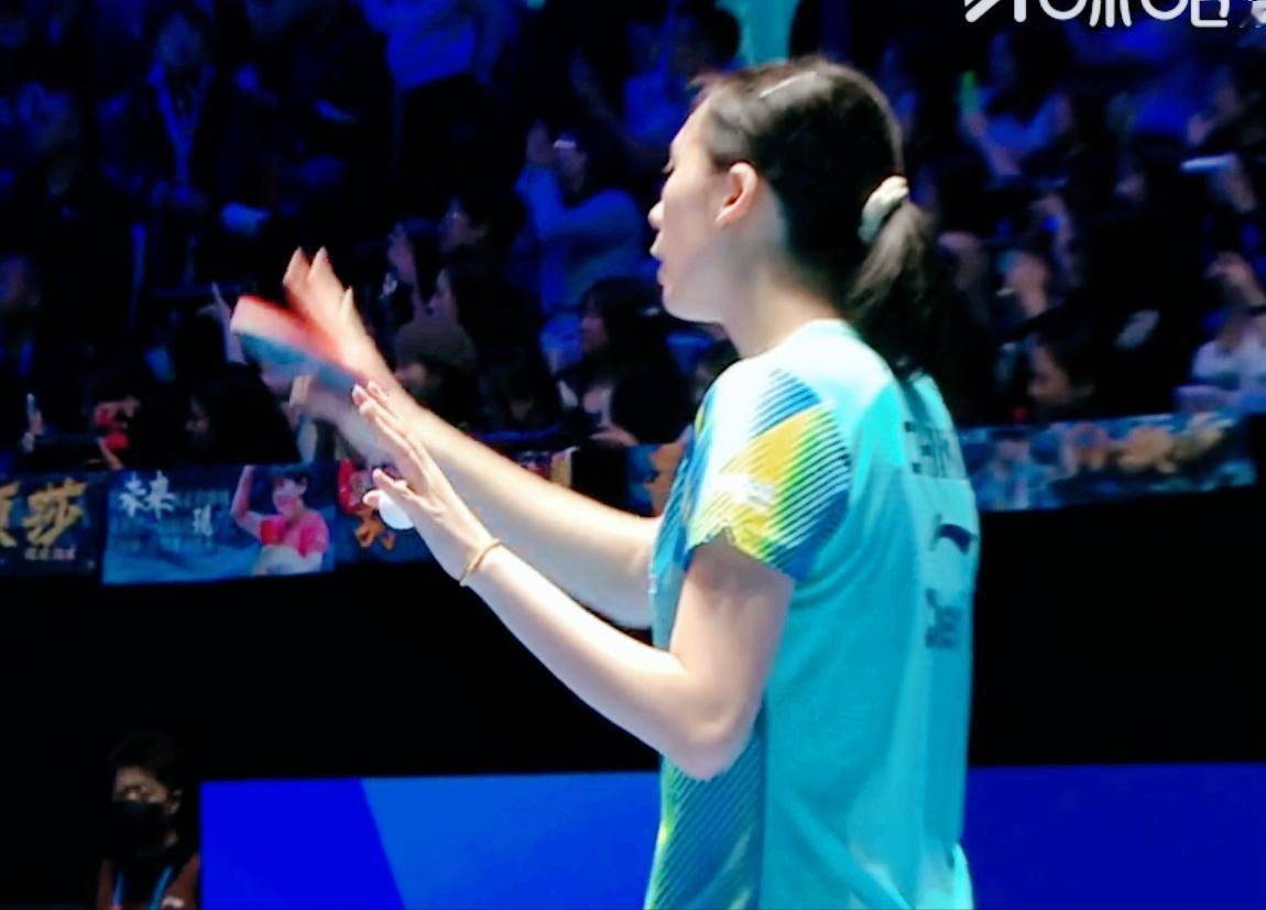 我去！孙颖莎上场后，这氛围就燃爆了，

刚才陈熠和早田希娜先开始打着，
突然一阵