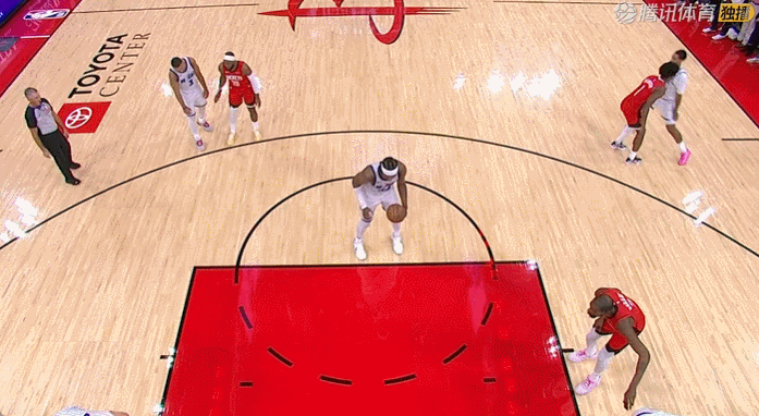 温德尔卡特关键一罚，本打算冲抢前场篮板再拿两分。谁曾想，罚进的同时，还违例了…