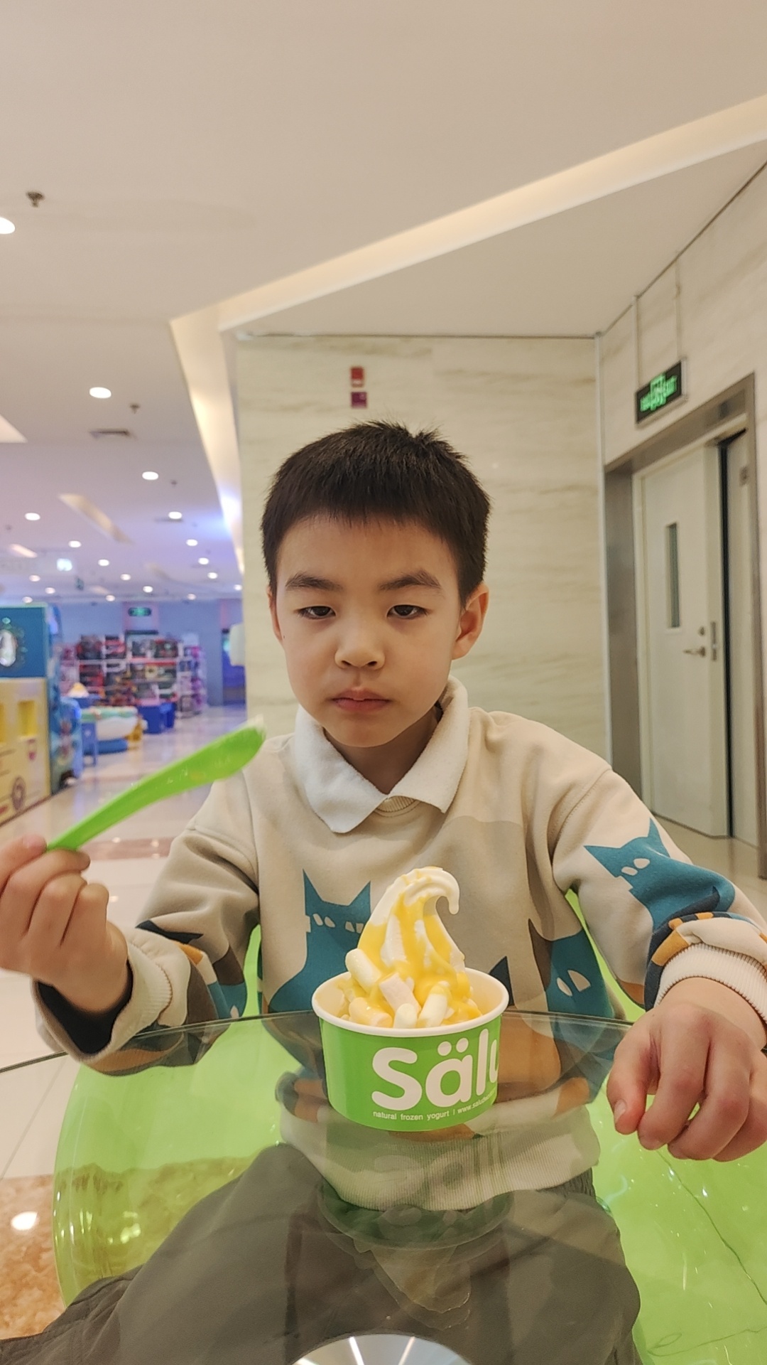 气炸了🤯这小孩一天挨两顿揍上午，玩502差点给自己手指头粘一起下午，玩火柴点卫