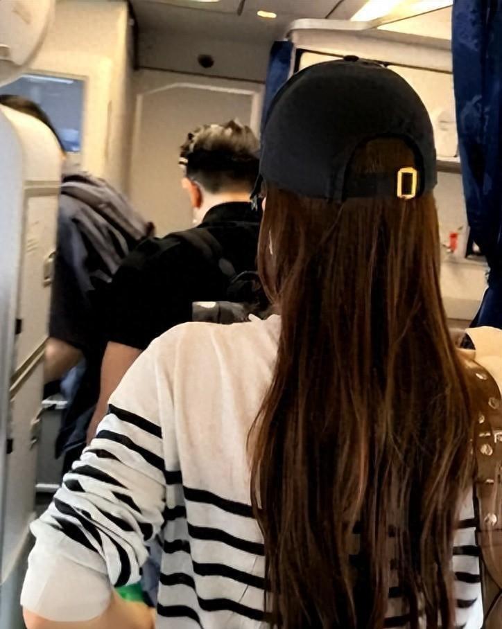 方媛全家到达杭州！郭富城熟练抱着小女儿，小宝五官立体像爸爸 ​​​
