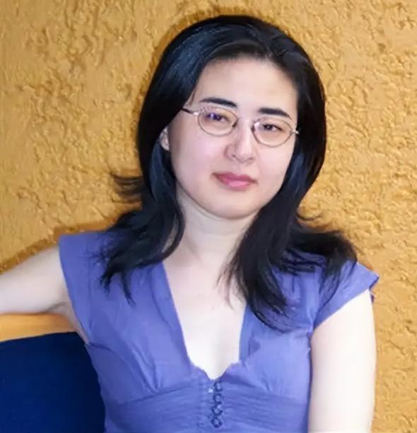 中国“神童”田晓菲，13岁被北大破格录取，出国留学后，28岁嫁给53岁美国老师，