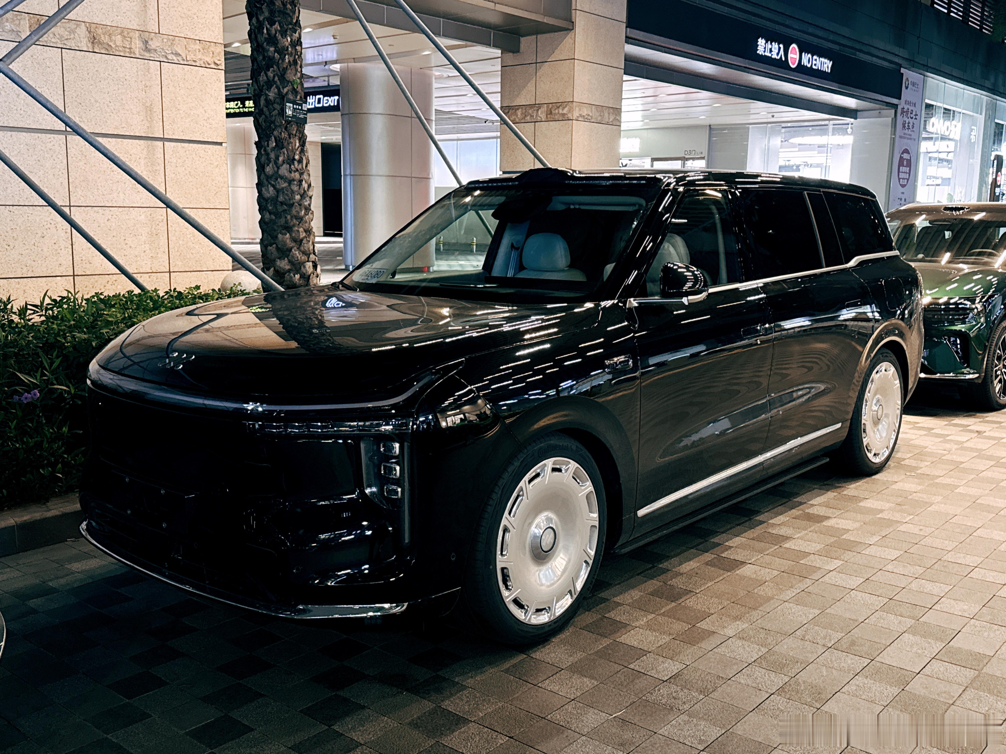 虽然一开始看各位老师拍静态的时候在后备箱洗澡 感觉有点抽象实际见到智己LS9的时