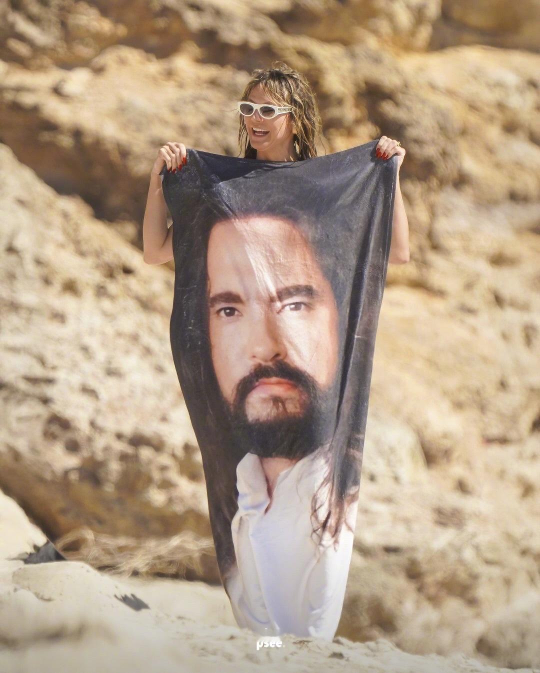 现身圣巴特岛圣诞🎄度假的海蒂·克鲁姆与爱夫汤姆·考利茨。浴巾直接定制的是爱夫汤