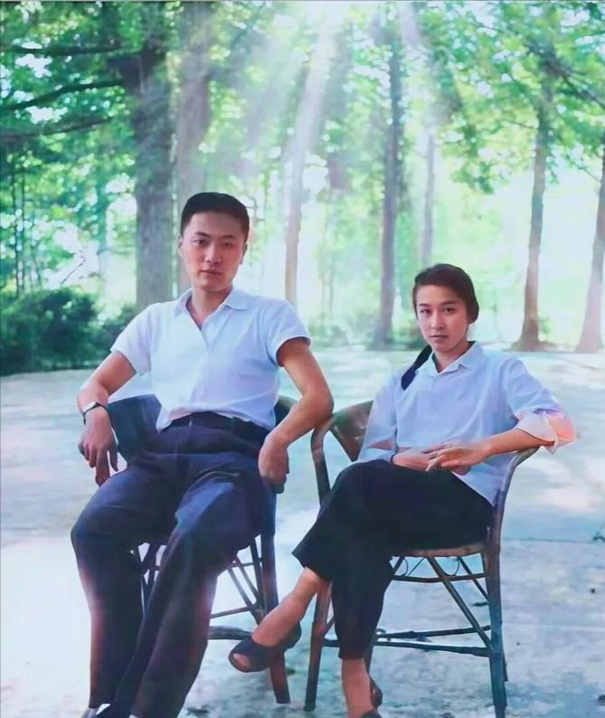 1975年，陈毅的儿子陈小鲁和粟裕的女儿粟惠宁结为伉俪，在庐山度蜜月的照片。你瞧