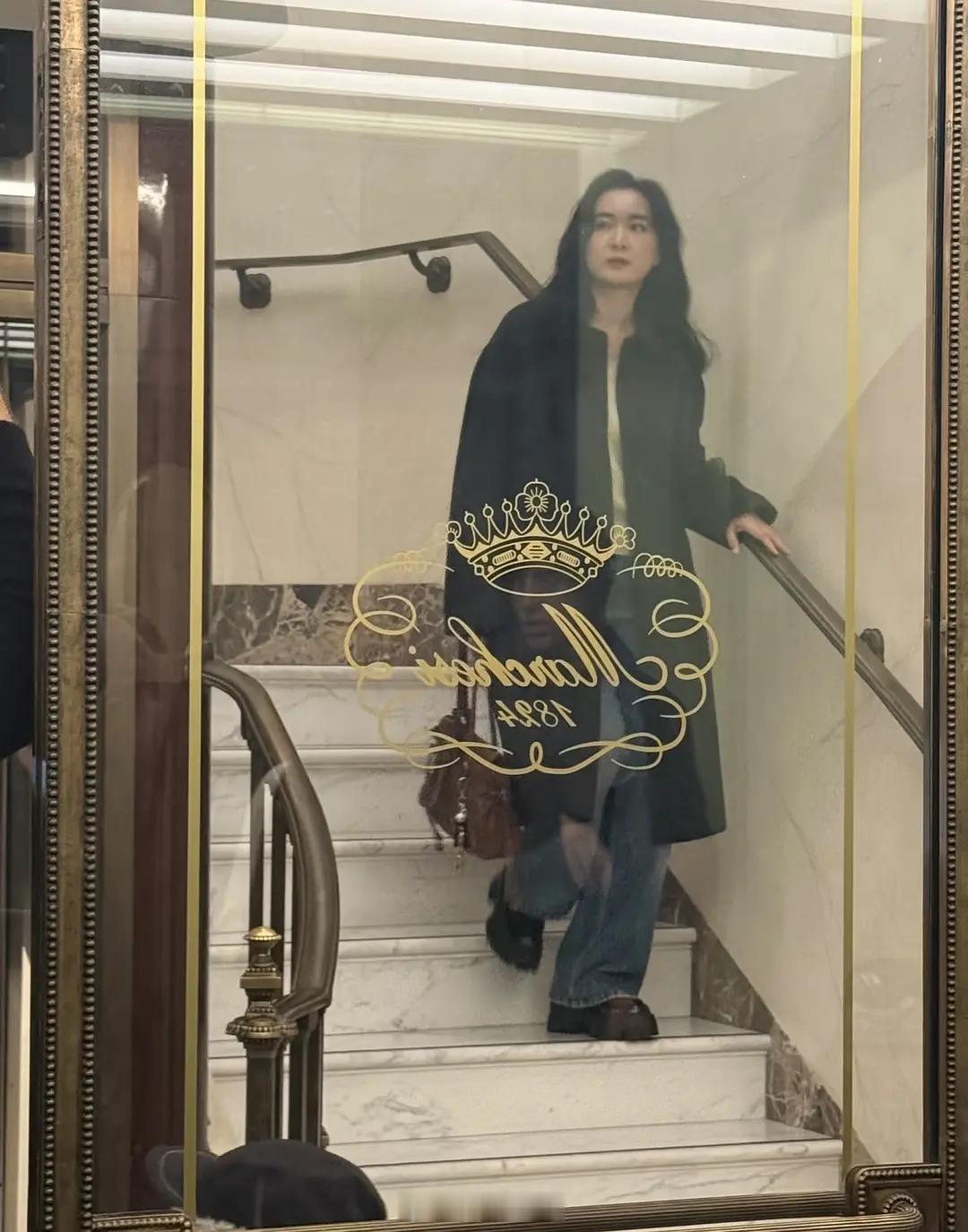 网友偶遇贾玲姐，很有气质体型也保持的很好。 