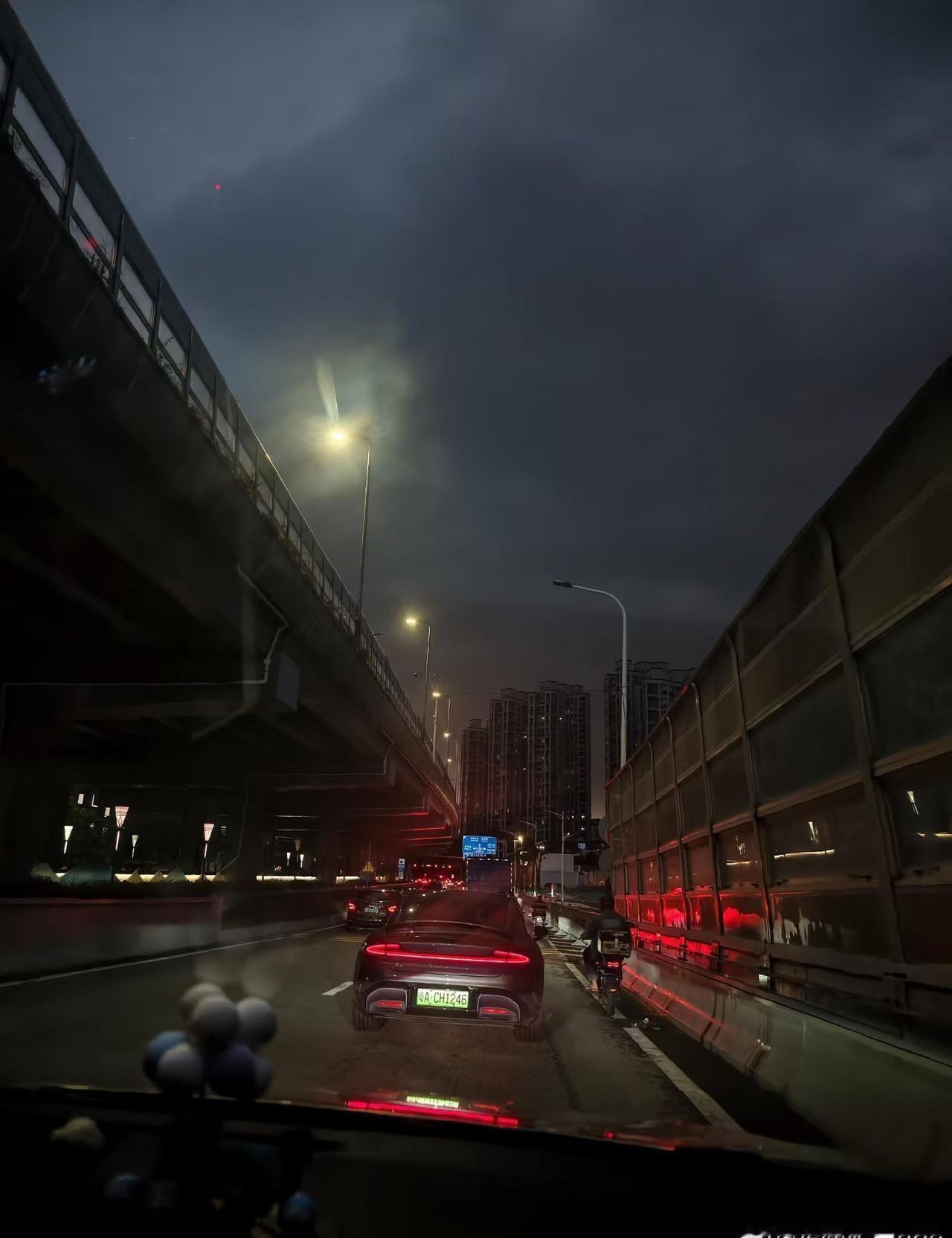 被广东的雨下得我无晒脾气，一早挂起红色暴雨预警，全城交通瘫痪。下班了，天空又乌泱