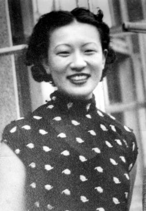 1918年，清朝亡了6年，一个肃亲王府的小格格呱呱坠地，她是父亲38个孩子里最小