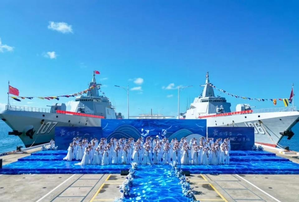 这个假期南海舰队组织五十对新人进行集体婚礼，055型万吨导弹驱逐舰106舰和10