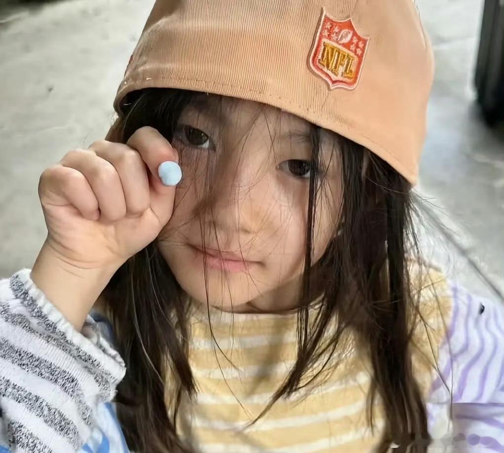 陈冠希牵女儿逛街这种氛围真的很好！孩子也很自信感觉每次网友偶遇陈冠希都是在带女儿