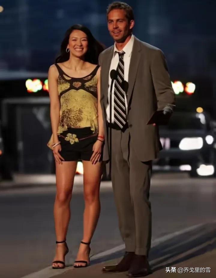 一张老照片:章子怡与保罗沃克的合影。

那时的章子怡还很青涩，衣品也不行，挺廉价