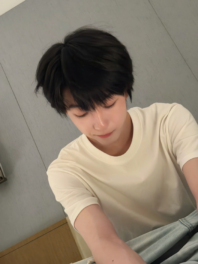 杨博文看星星的记忆 留存的记忆是和杨博文看星星的💫夜晚！白T+顺毛简单造型帅麻