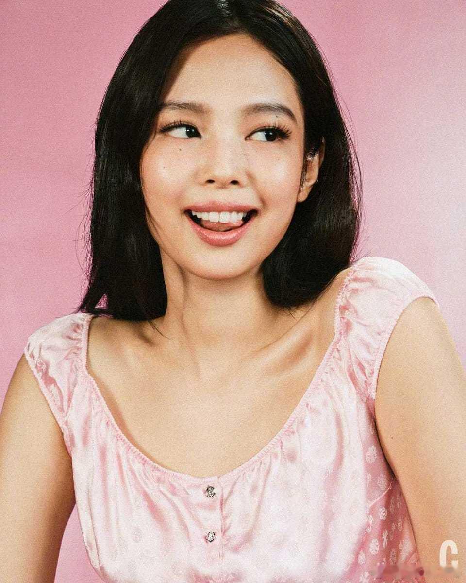 Jennie穿粉色缎面短款套装 甜酷鲜活魅力出众 