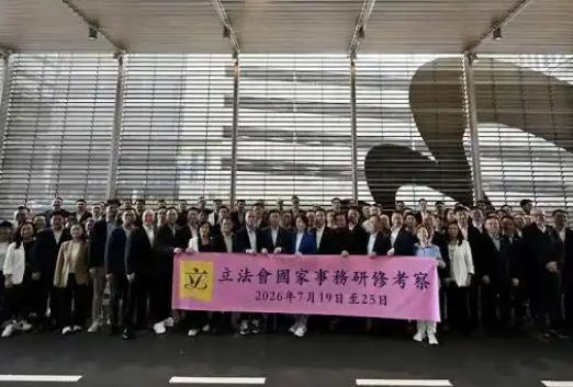 香港越来越会干了！

7月19日早晨，香港立法会主席李慧琼带着全体议员从香港国际