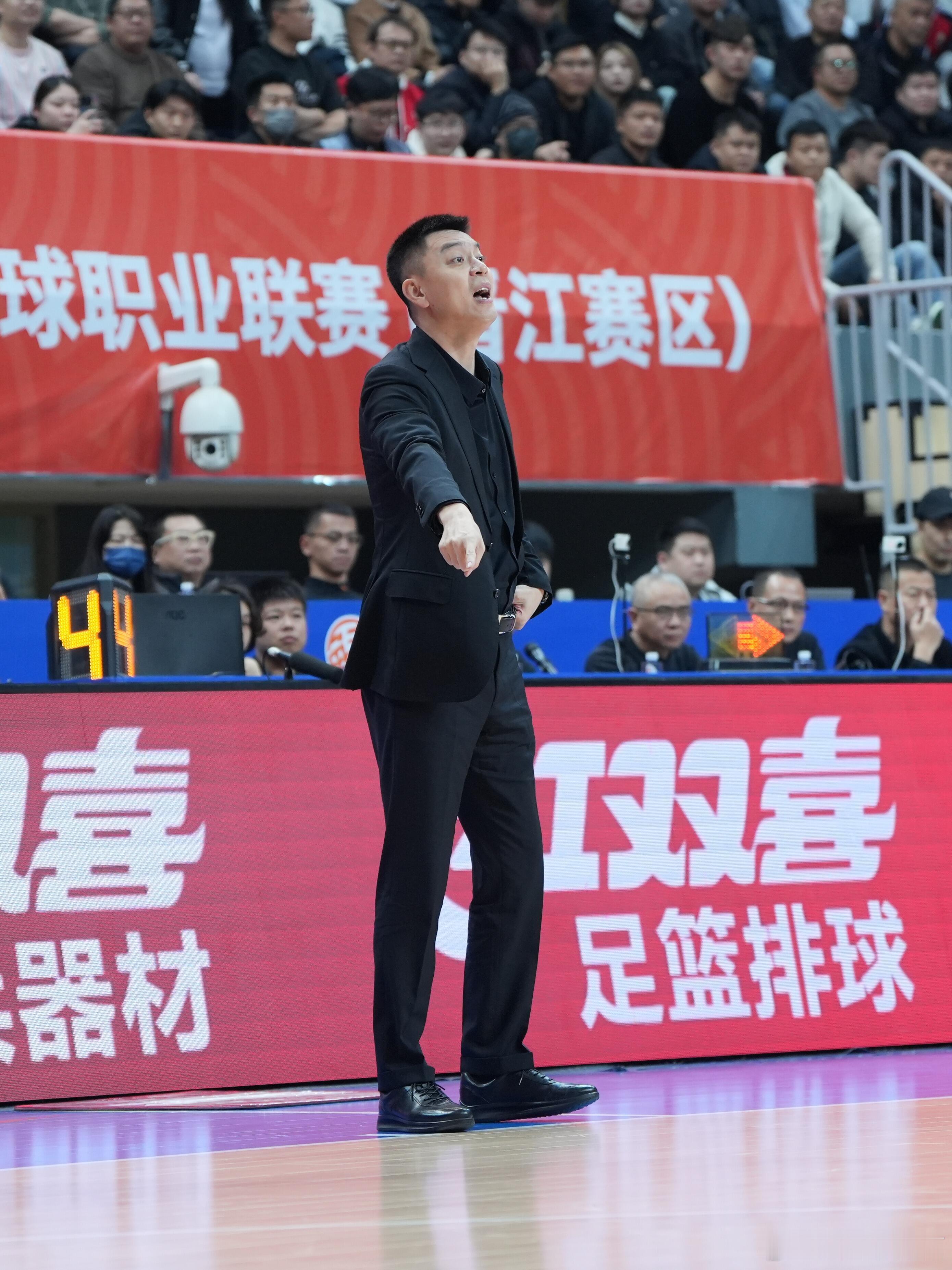 杨鸣在球员时代就效力于辽宁队，他在2004年进入辽宁队一队，并效力到2019年宣