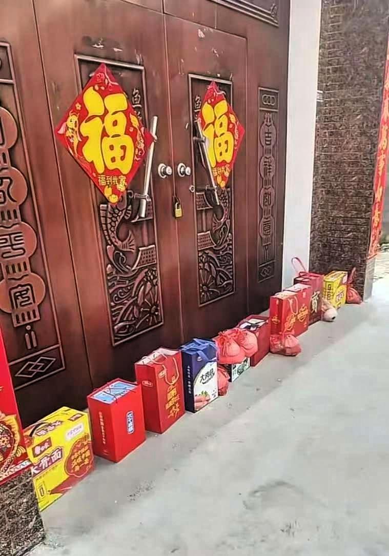 河南，大年初二舅舅舅妈为了躲避外甥和外甥女们来拜年串门，干脆紧闭大门，一家人外出