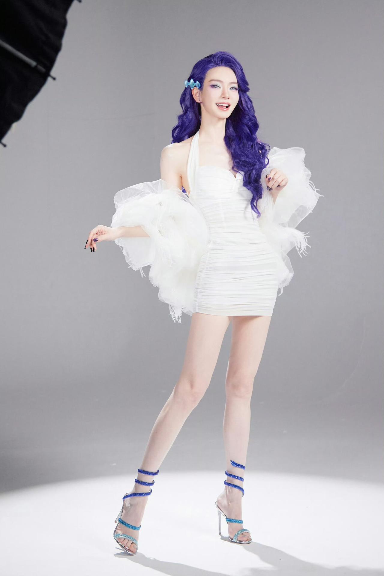 梦幻紫色波浪卷发，白色羽毛连衣裙，蓝色高跟鞋，甜美与时尚并存！不一样的戚薇！！！