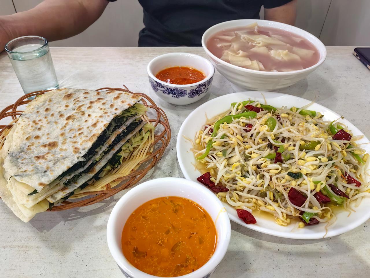 家乡的小吃：红薯叶+南瓜丝菜馍（蘸汁吃）、炒绿豆芽、麦仁粥、甜面片，简单的一餐，