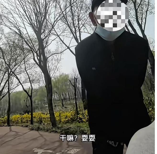 30岁的女生公园里面放松心情，遇到一个让人恶心的大爷。有网友评论说
      