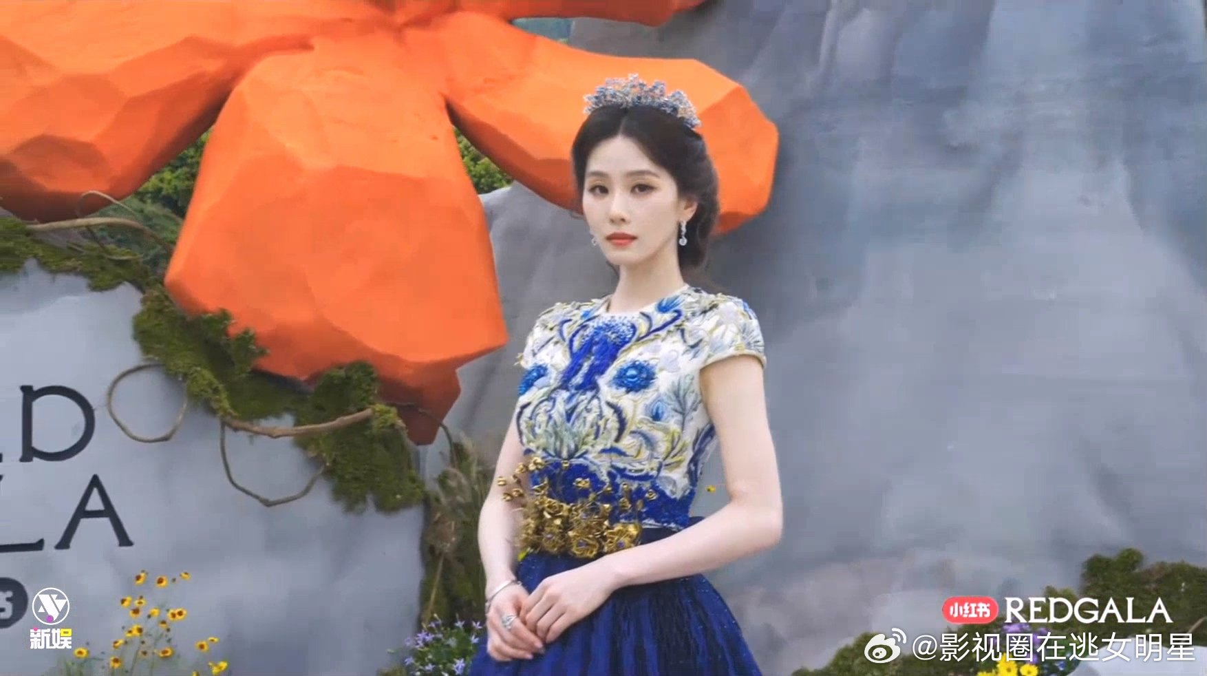 刘诗诗开毯刘诗诗蓝孔雀公主 天啊，是我们的大使开毯！一身蓝孔雀公主裙，美得大杀四