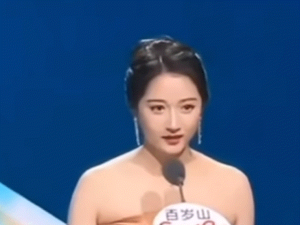 【关晓彤确实是藏不住事的年纪】宣布蒋欣获得白玉兰最佳女配后，关晓彤瞬间绷不住了。