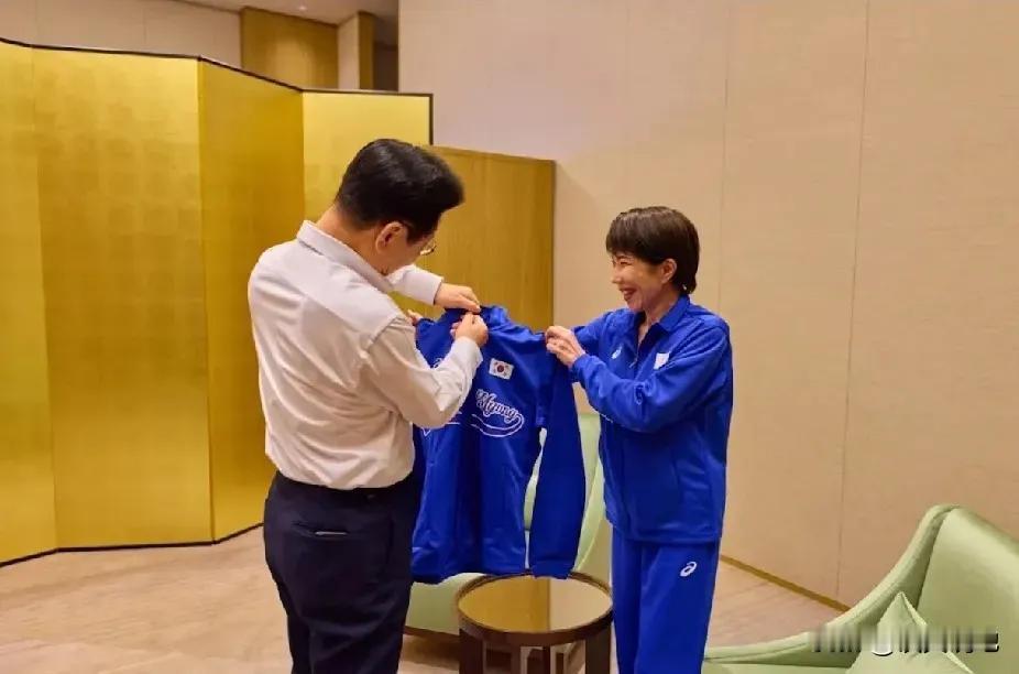 李在明和高市两人还是有艺术细胞，一起打架子鼓！高还帮在明换衣服，这服务做的很贴心