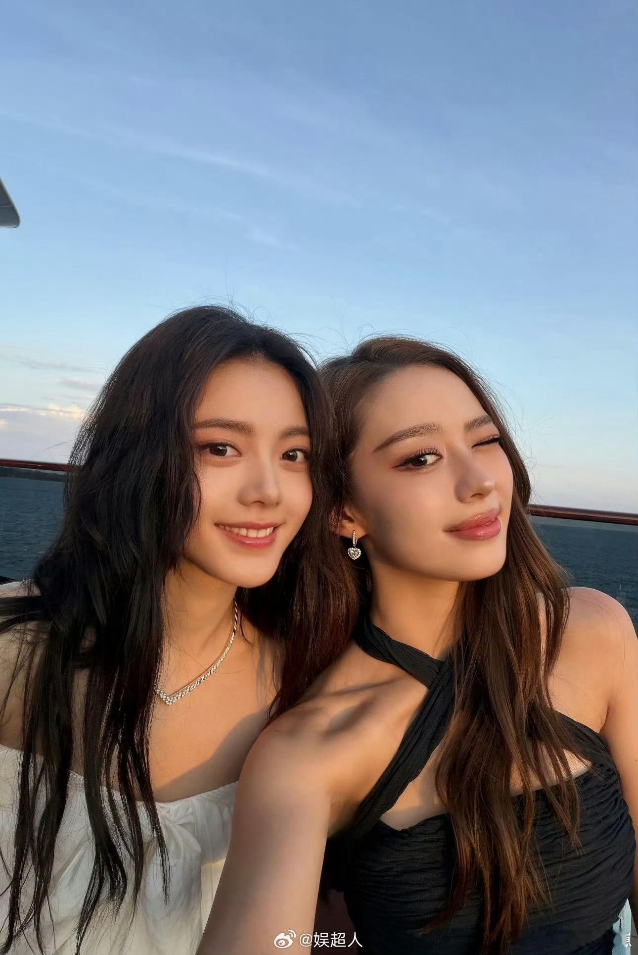 赵今麦吉娜合照请问这是天堂吗？怎么有两位天使