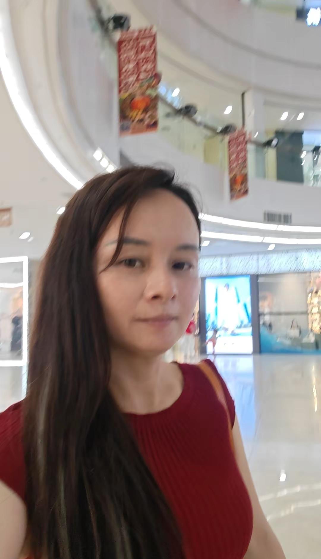 带点挑染的编发造型，复古又减龄，搭配酒红色针织上衣，衬得整个人气色特别好，既有温