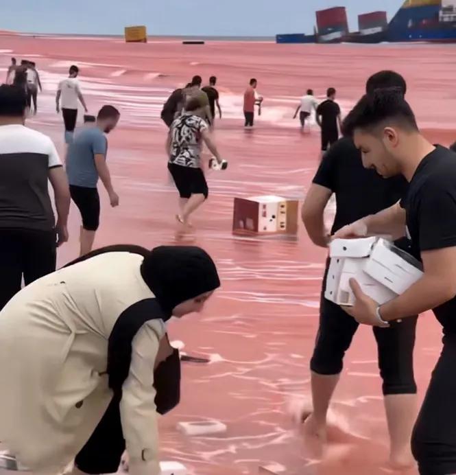一艘新加坡货轮在霍尔木兹海峡沉了，21名船员全部获救，万幸！但这事最让人“眼红”
