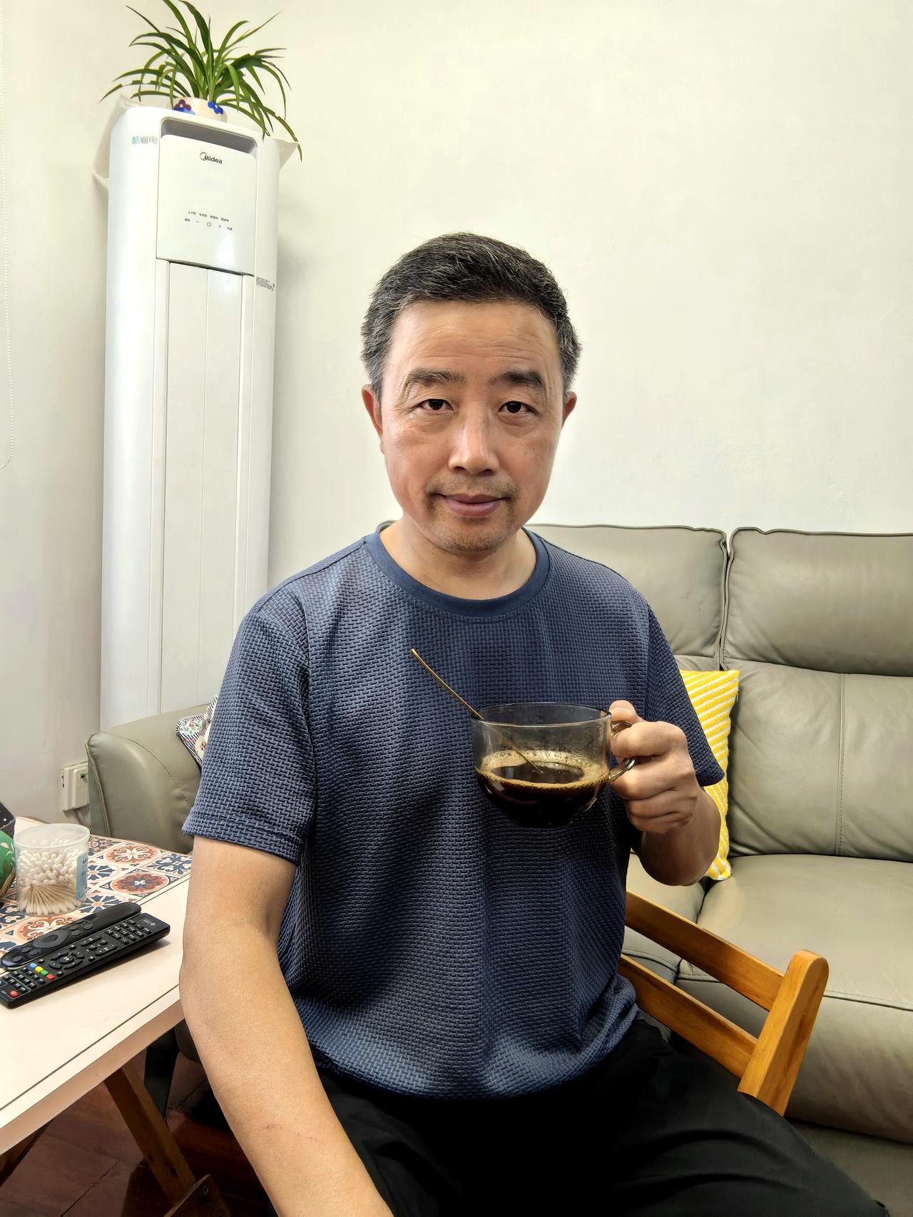 我有40年酒龄，今天，是我滴酒未沾、成功戒酒的第296天。
 
昨天听说，我相熟