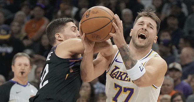 北京时间12月15日，NBA25-26赛季常规赛迎来西部焦点之战，菲尼克斯太阳队