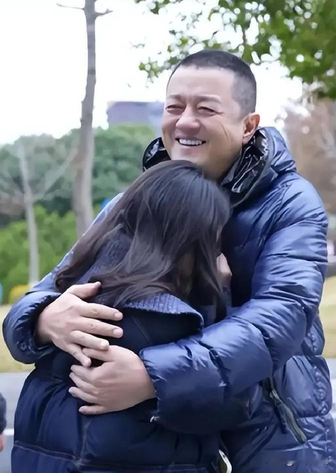 十七年后的重逢，北川的拥抱

北川的街头，他们拥抱在一起，李亚鹏抱着朱春燕，突如