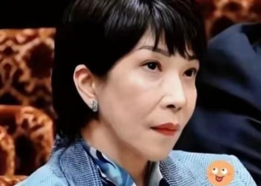 日本这回是真的坐不住了。高市早苗在记者会上表示：“日本非常需要稀土。”说得直白，