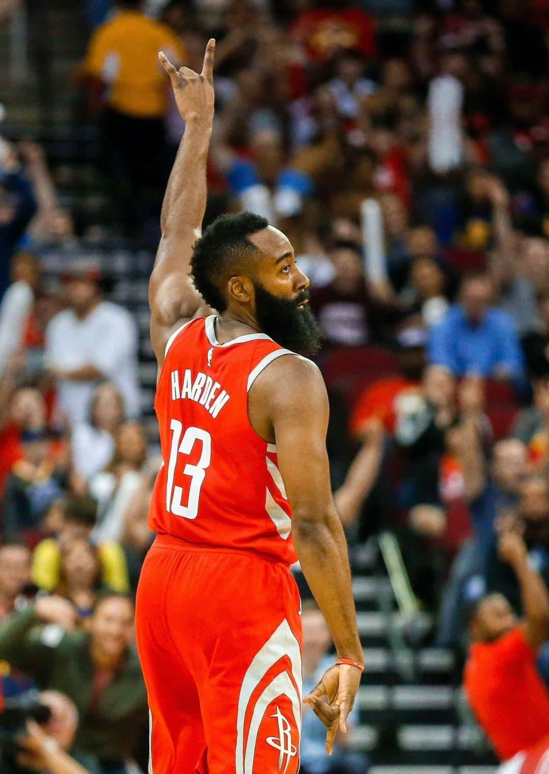 如果要评选NBA历史地位前二十的球员，那他们将是：
第1位——詹姆斯，常规赛得到