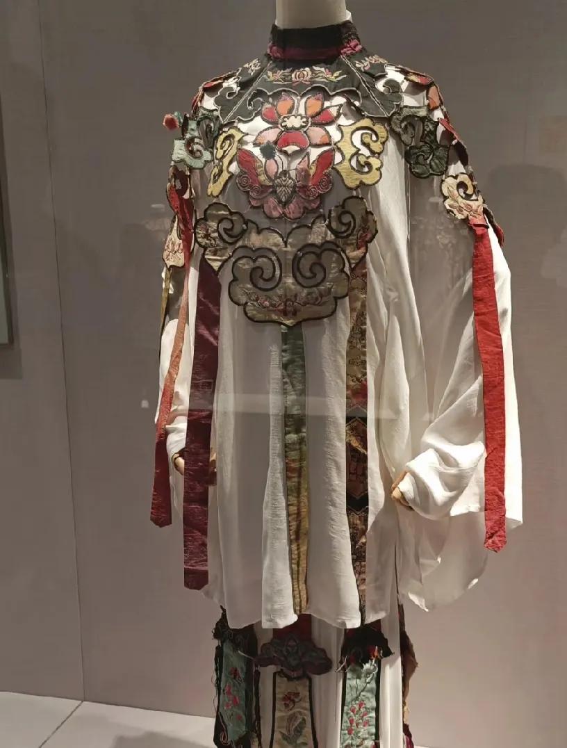 于正的审美，云肩。
他说古力娜扎演的他的剧一定会爆，想方设法做出来的一套衣服，观