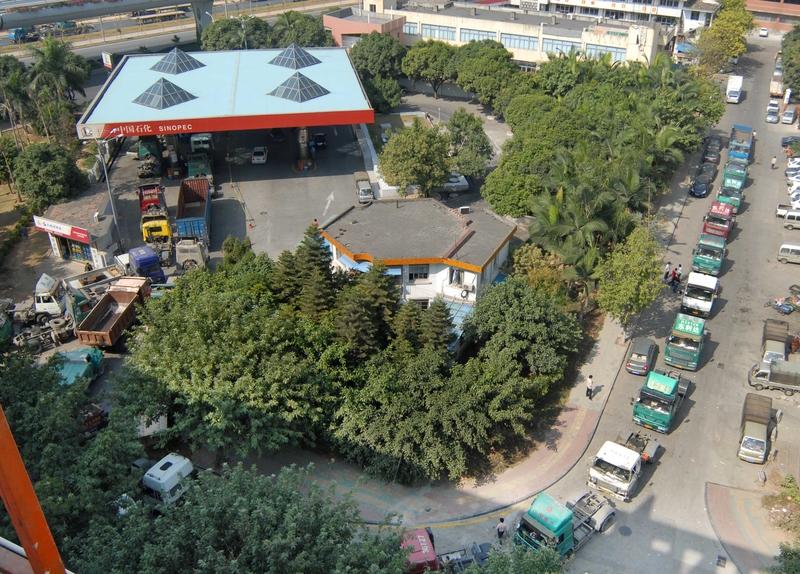 菲律宾本土几乎不产油，90%以上靠进口，外部供应一出问题，库存就见底，油价疯涨还